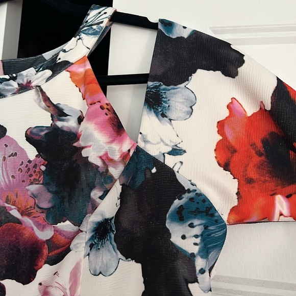 Short sleeves floral dress with shoulders cut-out. - Picture 2 of 6